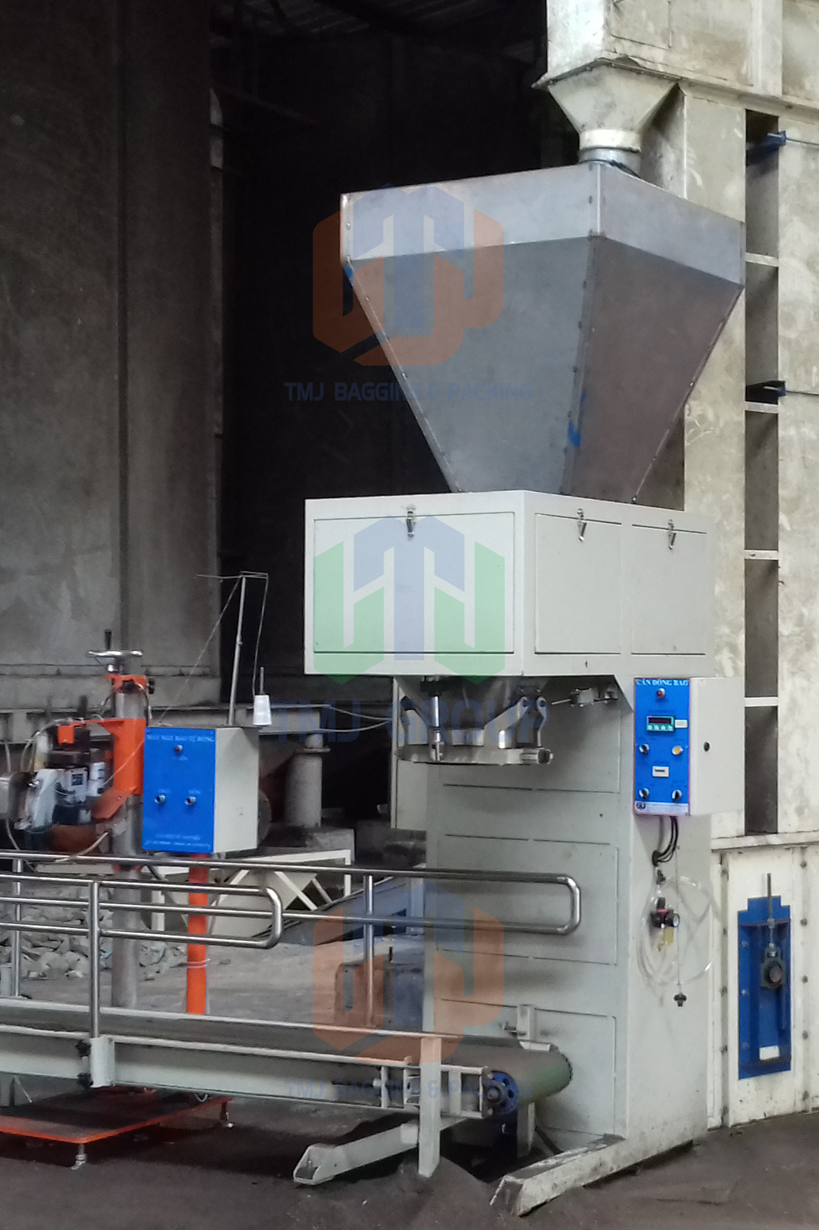 Máy cân đóng bao phân hữu cơ vi sinh, bột cá