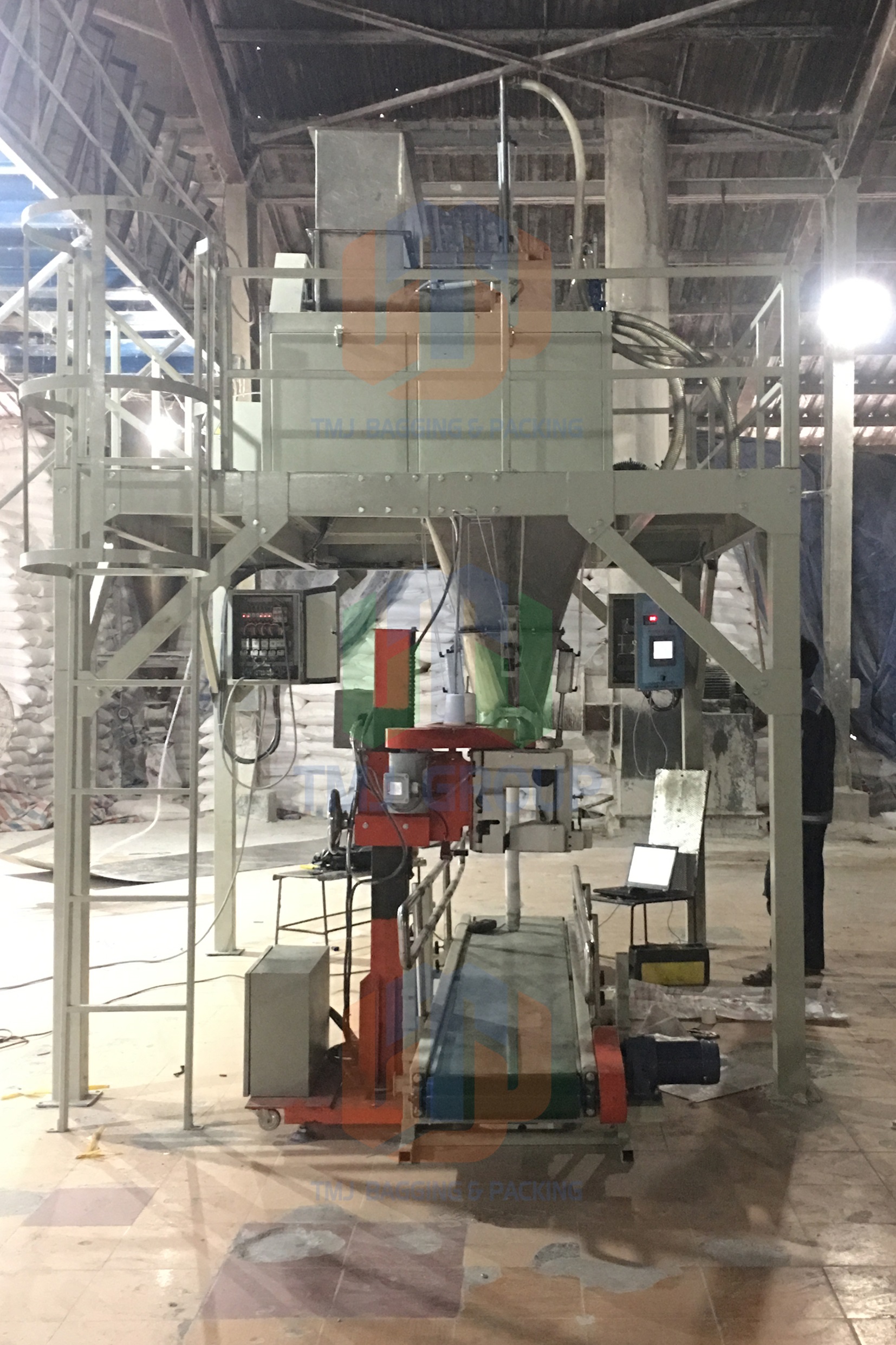 Máy cân đóng bao tinh bột sắn, tinh bột mì, có hút chân không