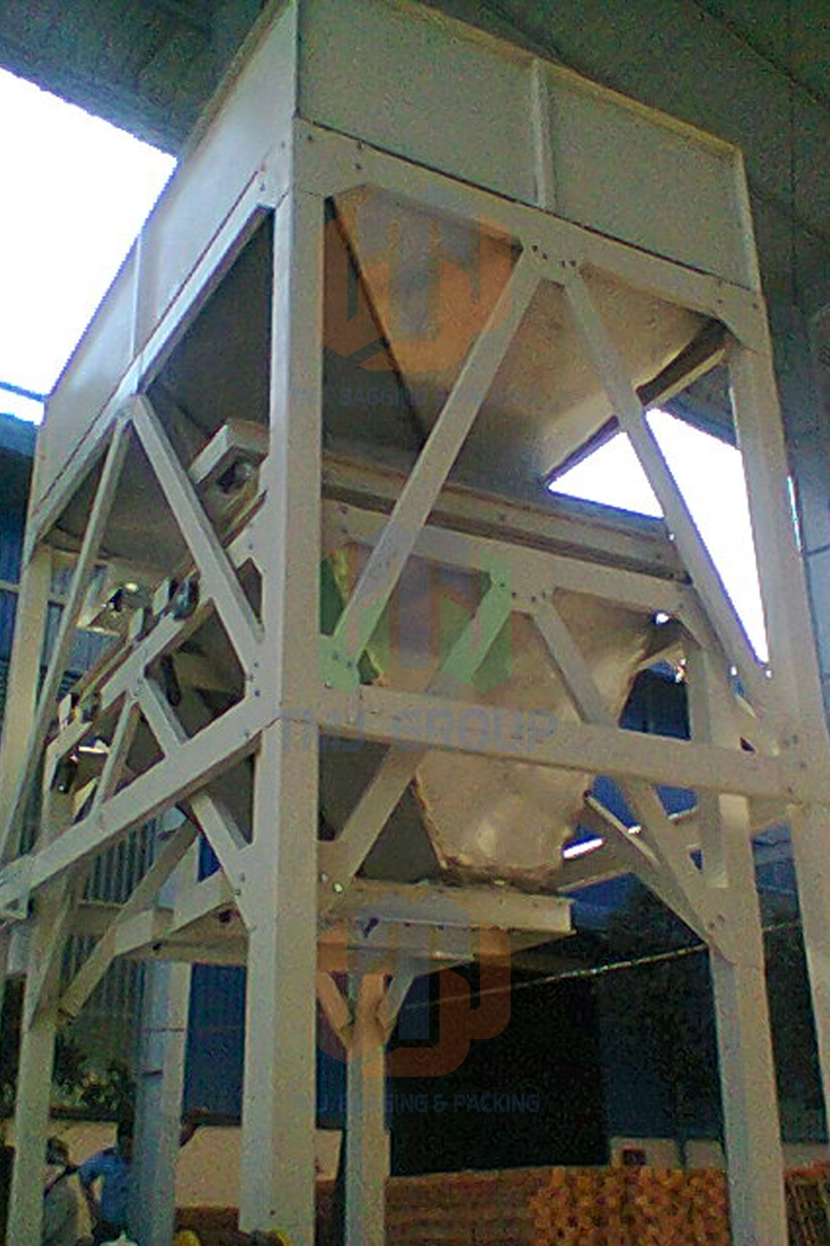 Cân định lượng theo mẻ, có phễu cân