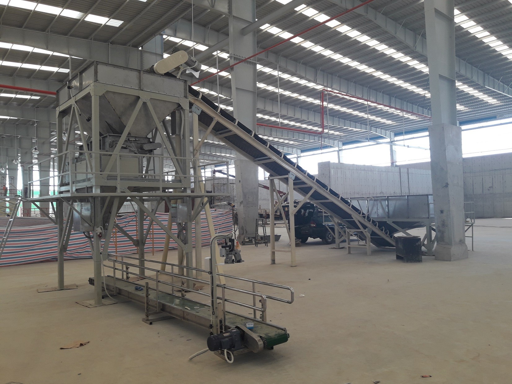 Máy cân đóng bao nguyên liệu hỗn hợp công suất lớn