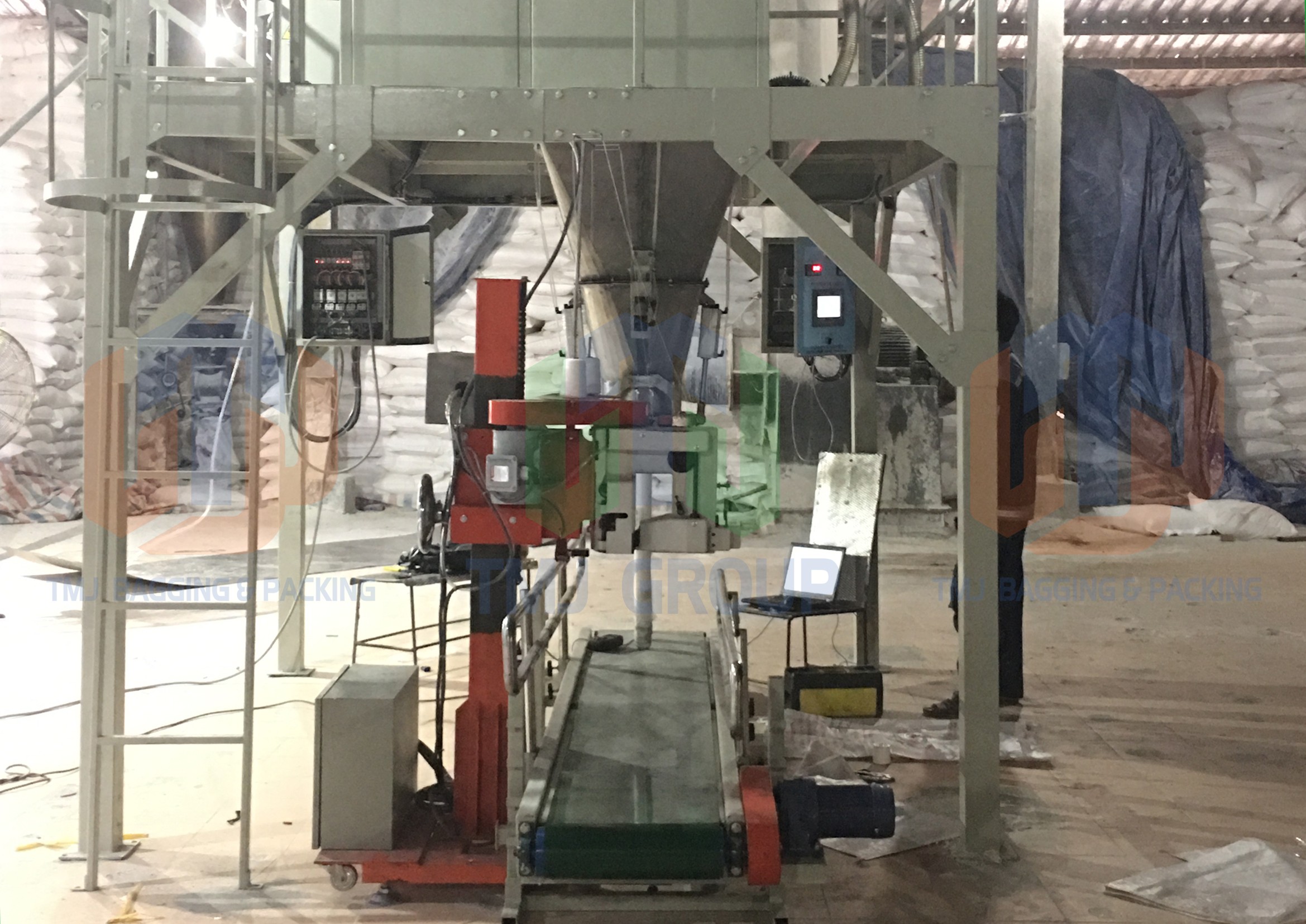 Máy cân đóng bao tinh bột sắn, tinh bột mì, có hút chân không