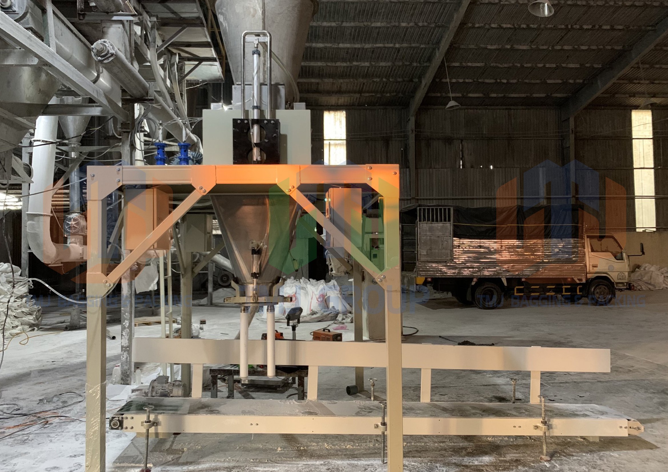 Máy cân đóng bao tinh bột sắn, tinh bột mì, có hút chân không