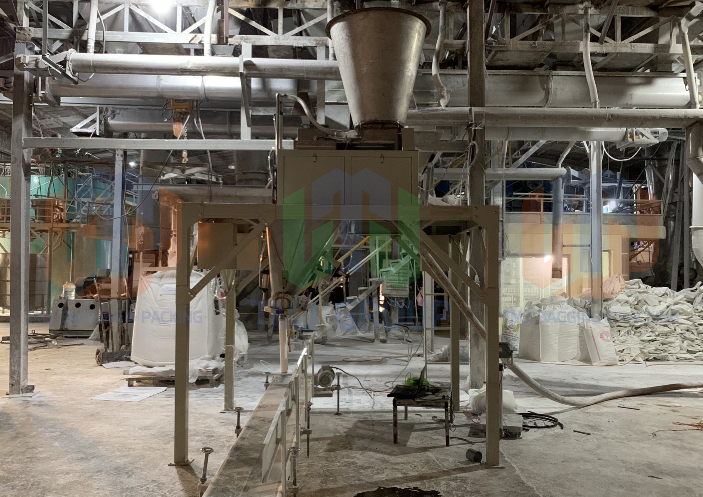 Máy cân đóng bao tinh bột sắn, tinh bột mì, có hút chân không