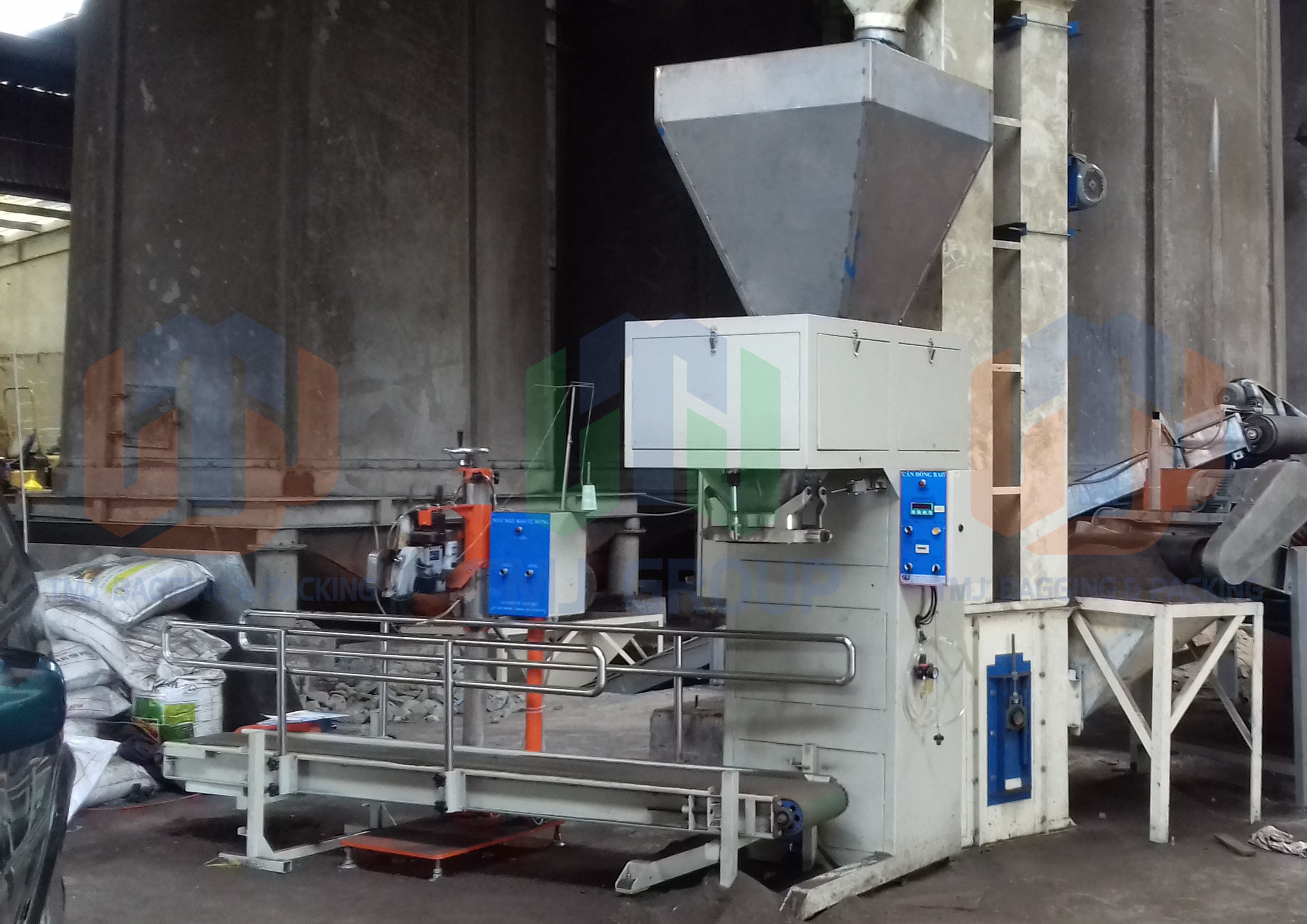 Máy cân đóng bao phân hữu cơ vi sinh, bột cá