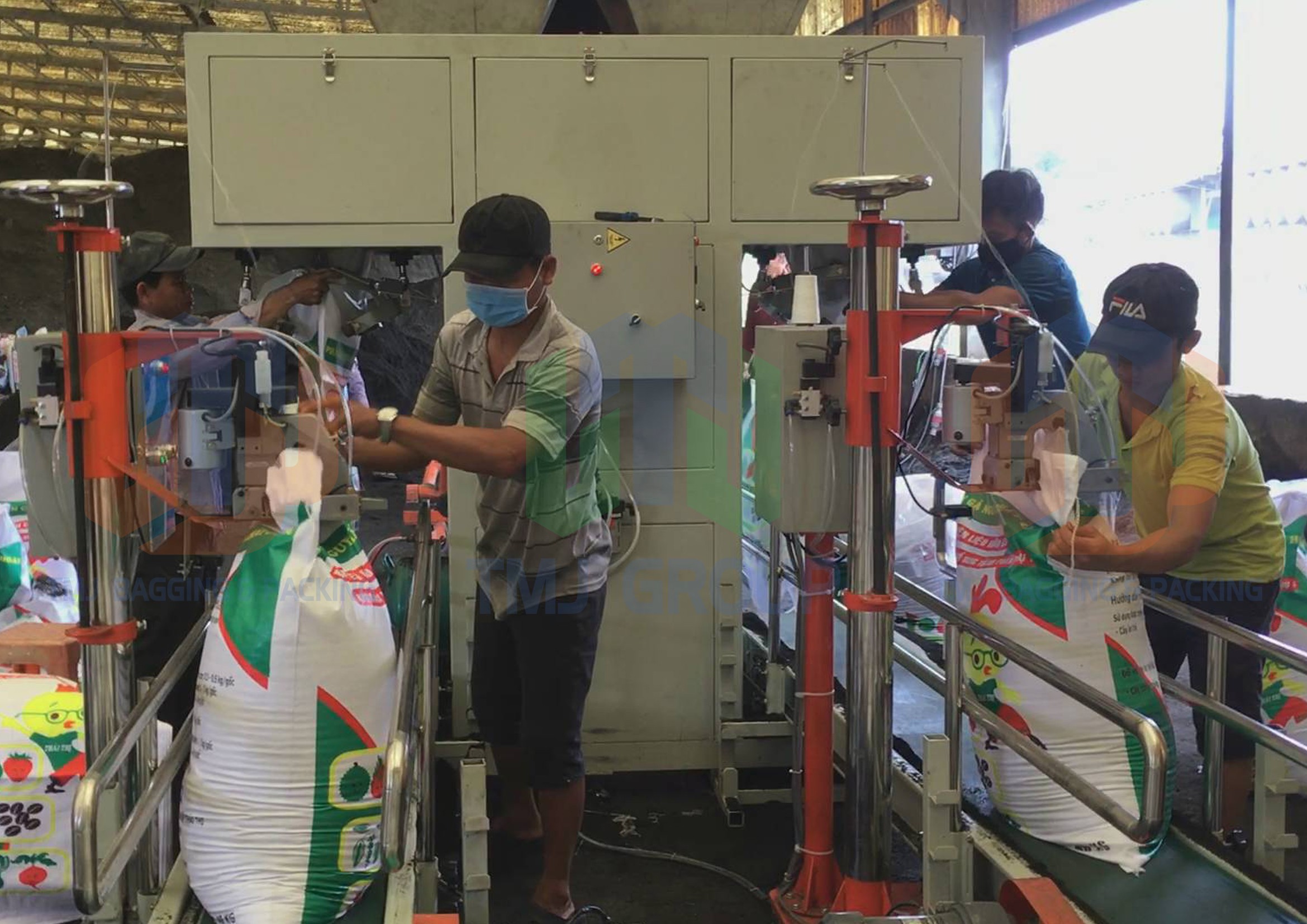 Máy cân đóng bao phân hữu cơ vi sinh, bột cá