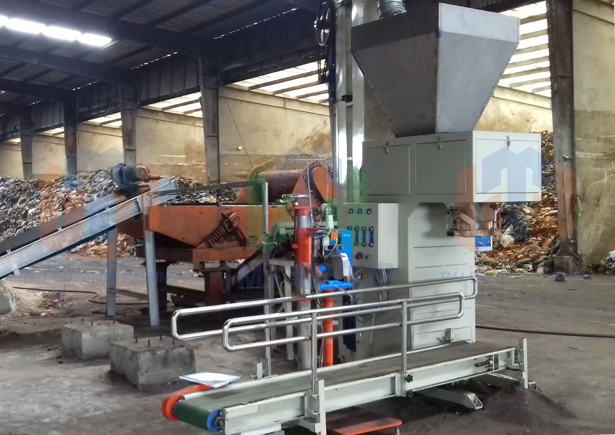 Máy cân đóng bao phân hữu cơ vi sinh, bột cá