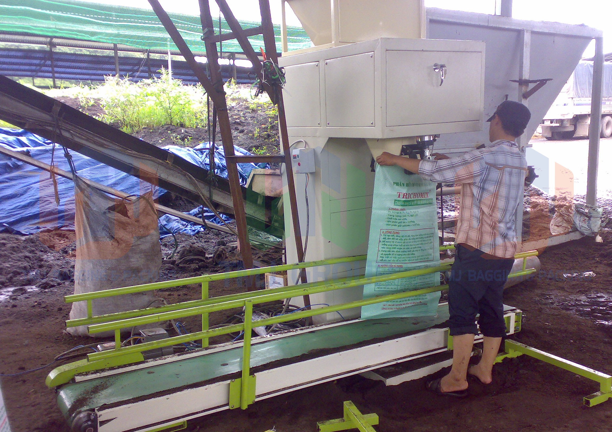 Máy cân đóng bao phân hữu cơ vi sinh, bột cá