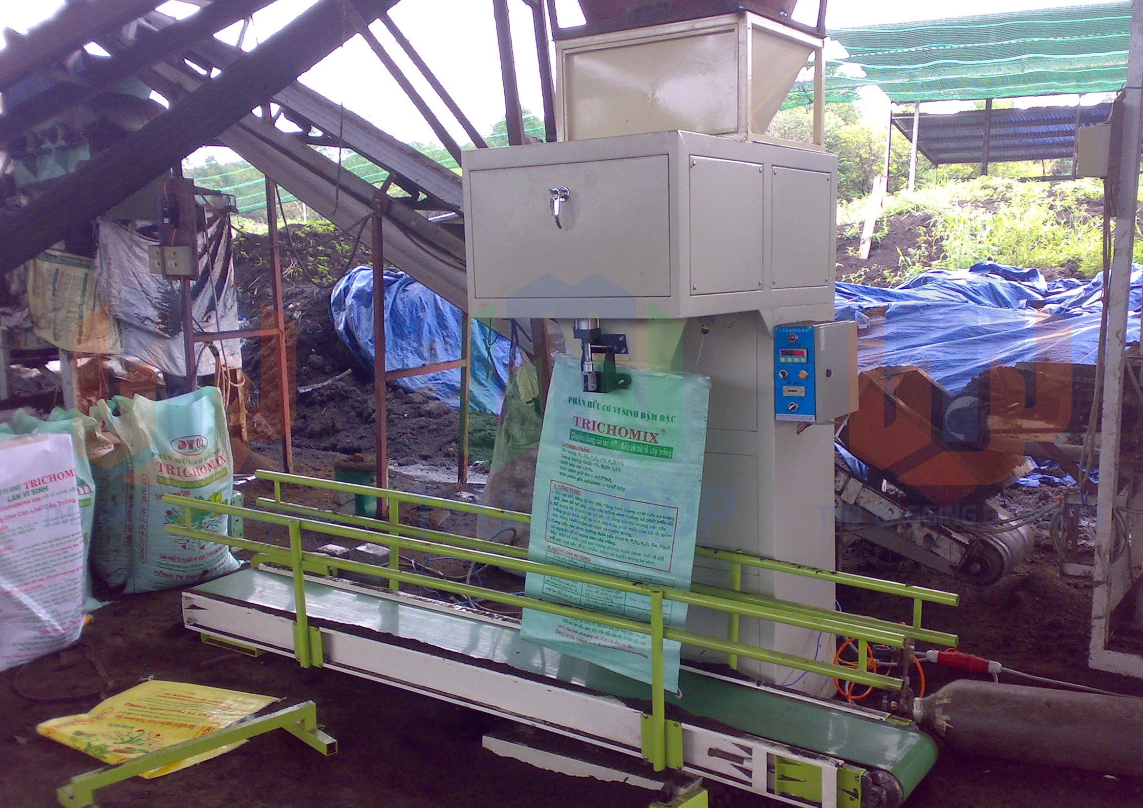 Máy cân đóng bao phân hữu cơ vi sinh, bột cá