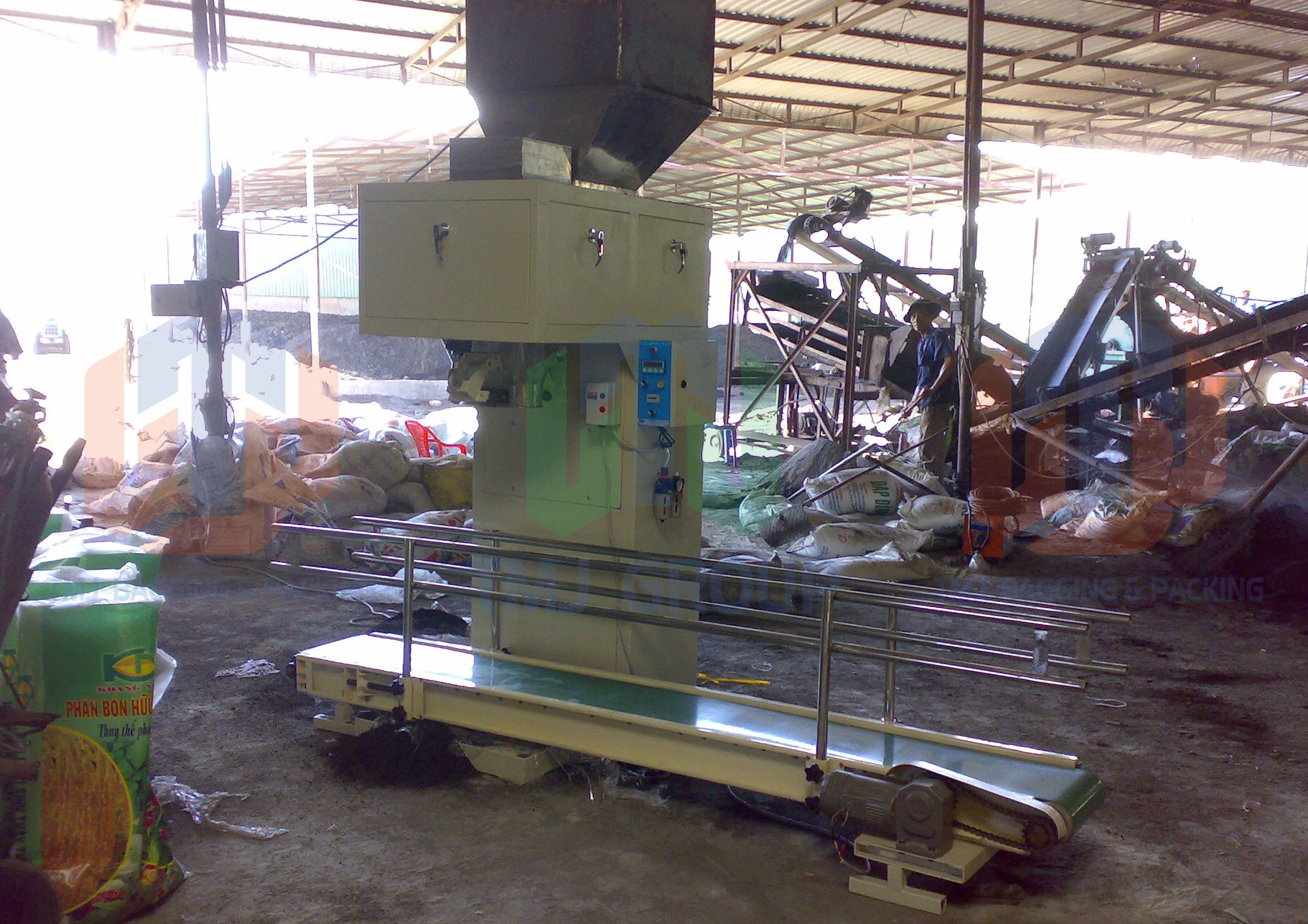 Máy cân đóng bao phân hữu cơ vi sinh, bột cá