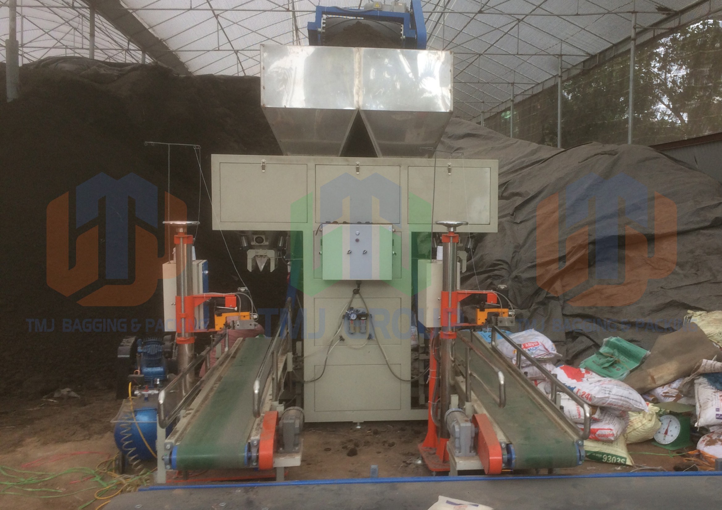 Máy cân đóng bao phân hữu cơ vi sinh, bột cá