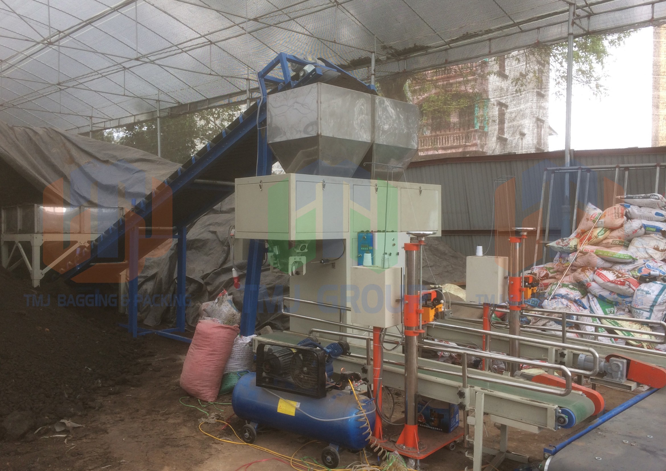 Máy cân đóng bao phân hữu cơ vi sinh, bột cá