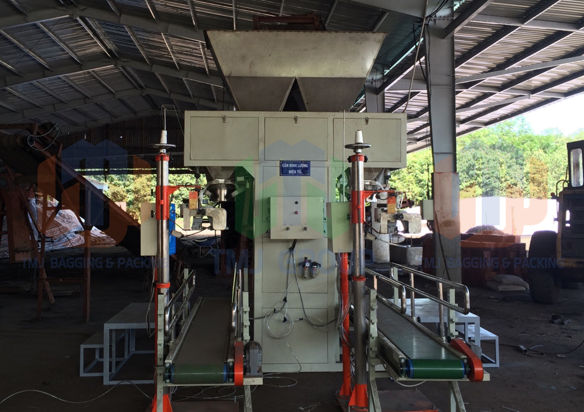 Máy cân đóng bao phân hữu cơ vi sinh, bột cá