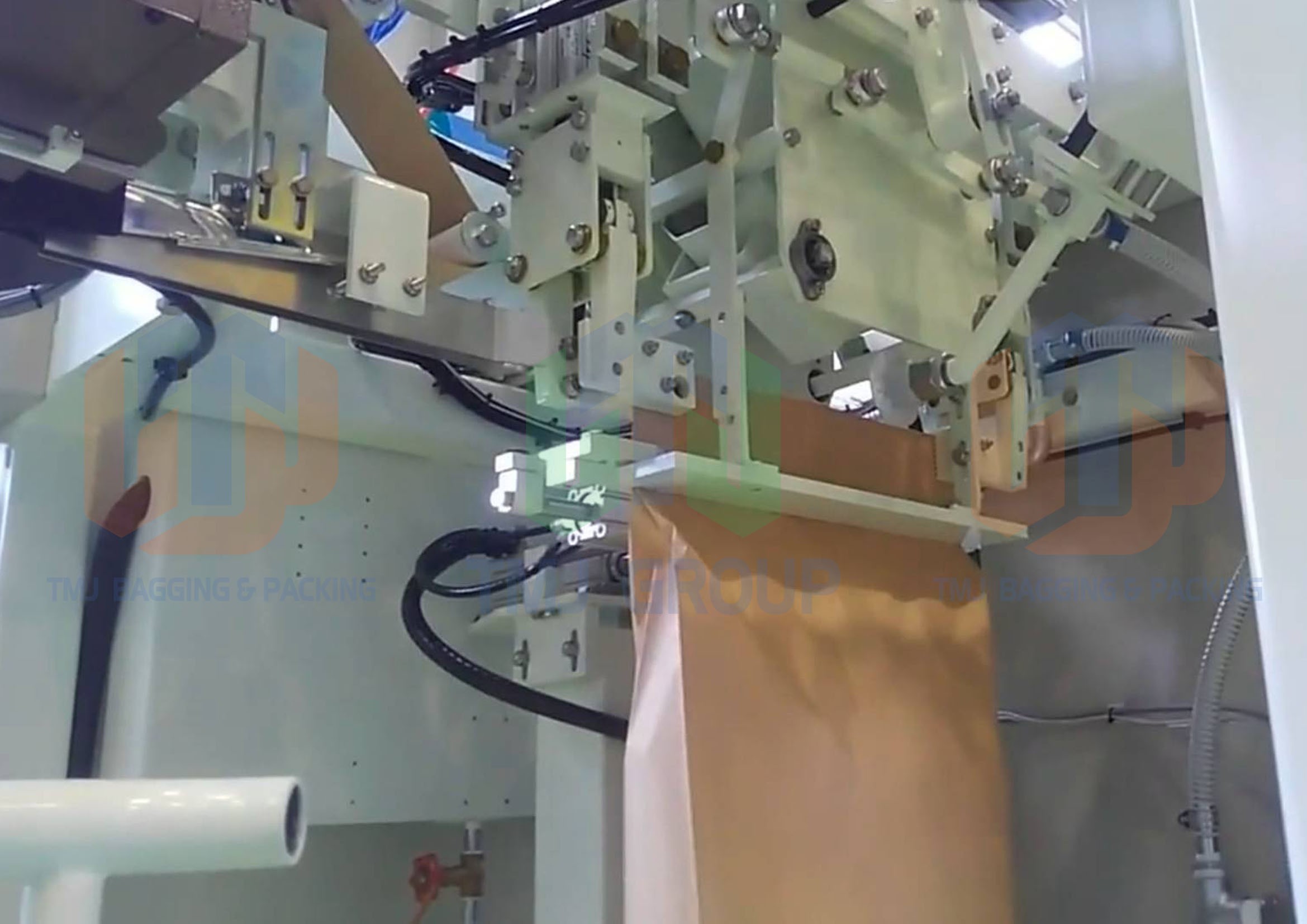 Máy đóng bao tự động trong ngành hạt nhựa